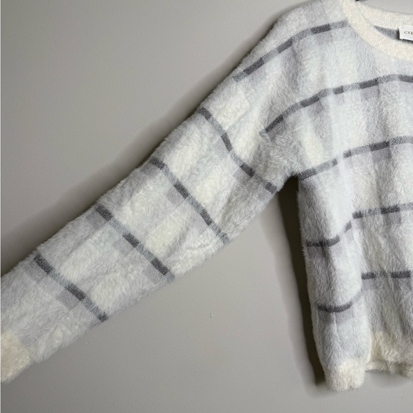 Cyrus Soft White and Gray Checkered Sweater - Picture 4 of 5